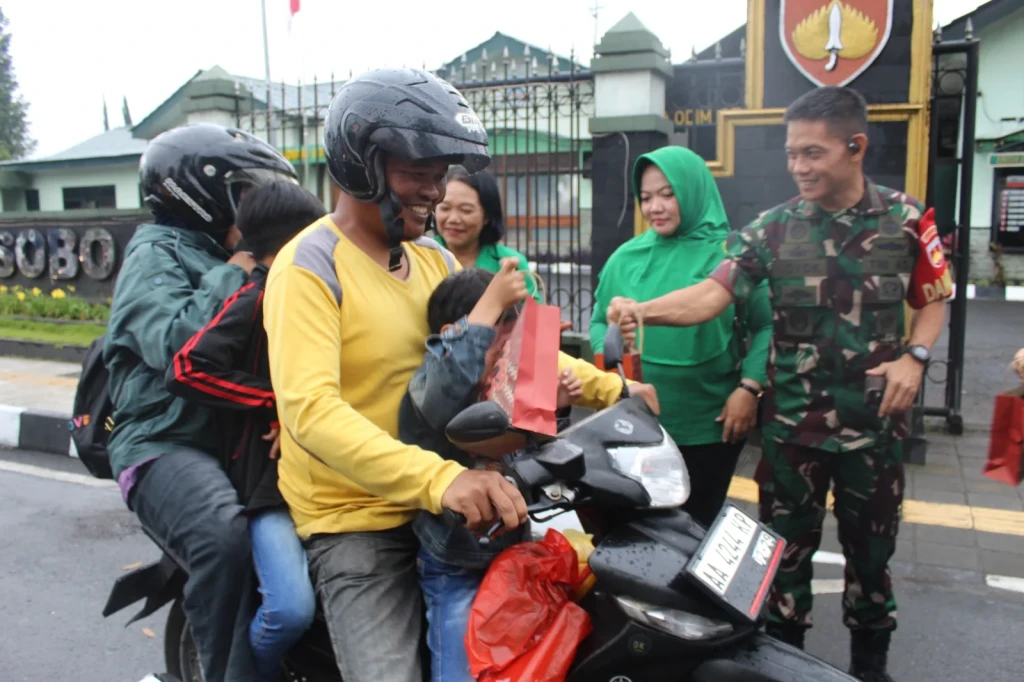 Kodim 0707/Wonosobo dan Persit Bagikan Ratusan Takjil Gratis kepada Warga
