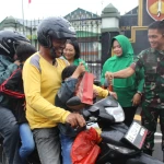 Kodim 0707/Wonosobo dan Persit Bagikan Ratusan Takjil Gratis kepada Warga