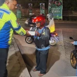 Pospam 8 Ciwandan Polres Cilegon Bagikan Santap Sahur ke Pemudik