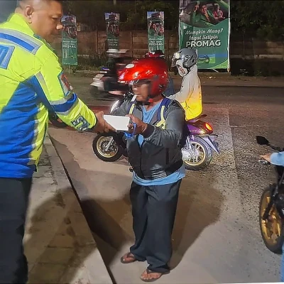 Pospam 8 Ciwandan Polres Cilegon Bagikan Santap Sahur ke Pemudik