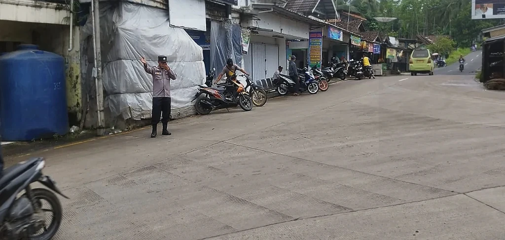 Polsek Ciomas Polresta Serkot Atur Lalu Lintas, Cegah Macet dan Kriminalitas