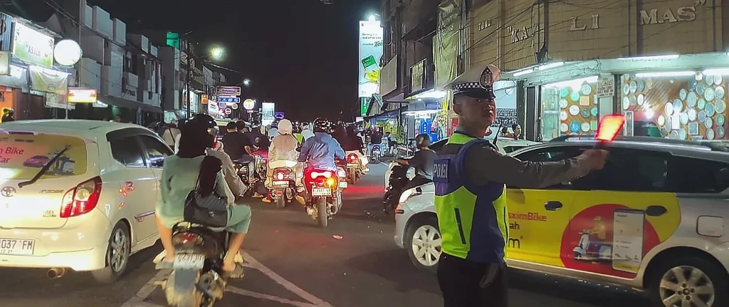 Personel Posyan Alun-Alun Atur Lalu Lintas di Simpang Royal Baroe Serang