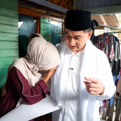 Wagub Banten Salurkan Bantuan Renovasi Rumah, Komariah Terharu Rumah Bilik Jadi Tembok