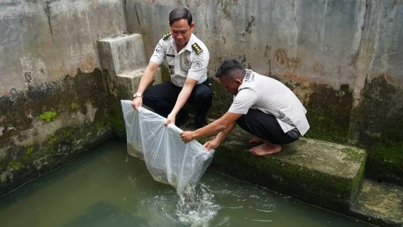 Lapas Medan Panen 300 Kg Kangkung Hidroponik dan Lepas 10.000 Bibit Ikan Nila