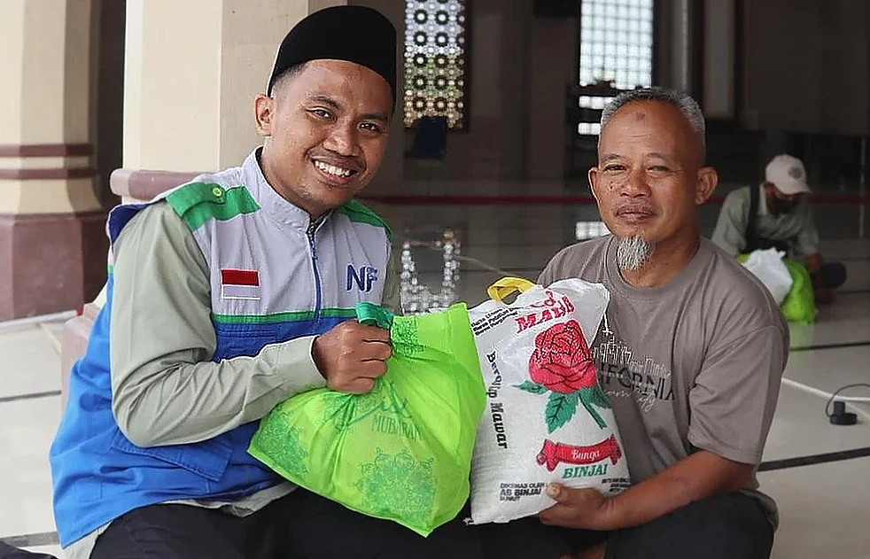 LAZIS Nurul Falah dan BKPRMI Jatim Kirim Ratusan Paket Sembako ke Guru Ngaji Aceh Tamiang