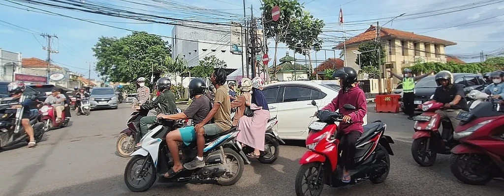Polsek Serang Atur Lalu Lintas Sore Hari di Simpang Polsek