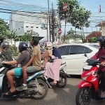 Polsek Serang Atur Lalu Lintas Sore Hari di Simpang Polsek