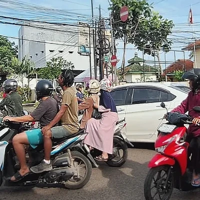 Polsek Serang Atur Lalu Lintas Sore Hari di Simpang Polsek