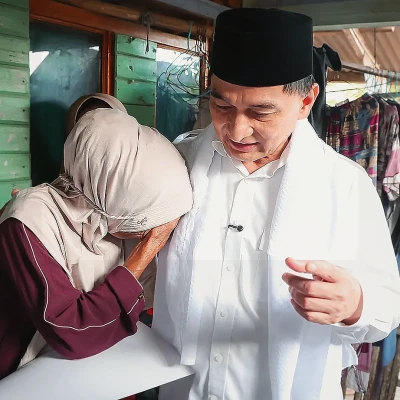 Wagub Banten Salurkan Bantuan Renovasi Rumah untuk Dua Lansia di Lebak