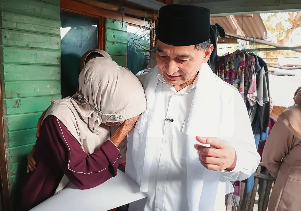 Wagub Banten Salurkan Bantuan Renovasi Rumah untuk Dua Lansia di Lebak