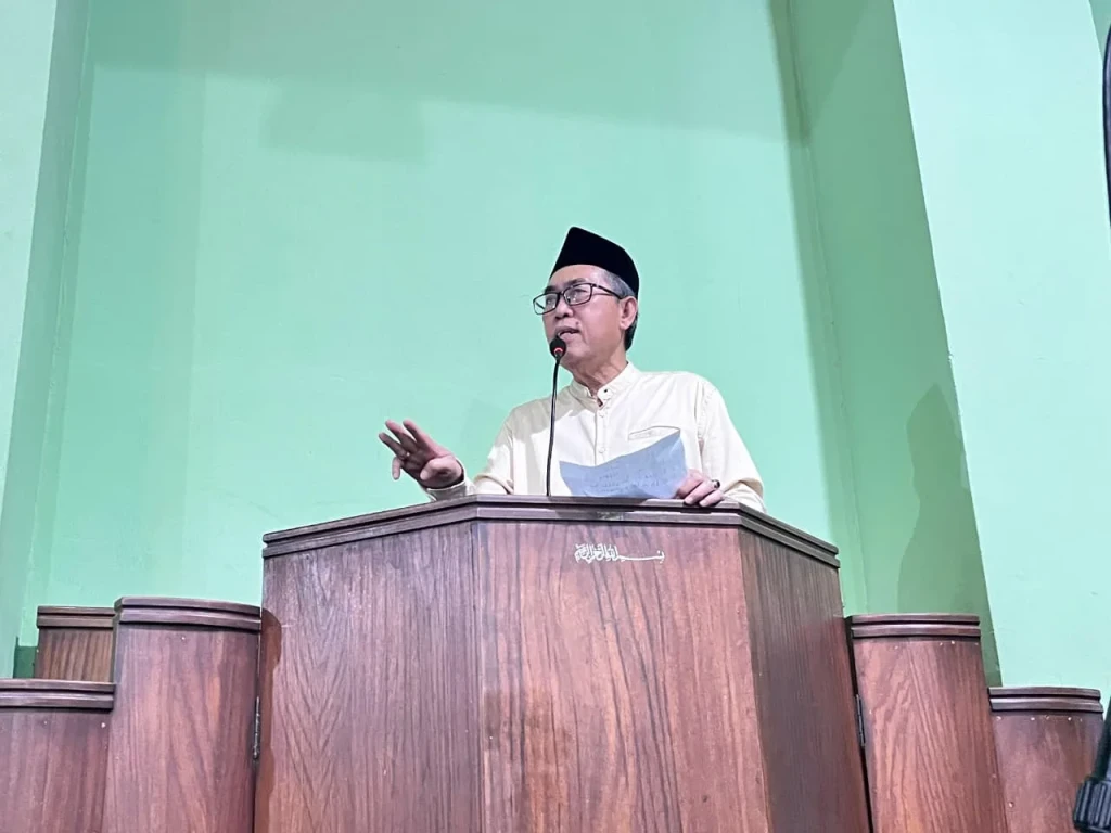 Rektor UWM Soroti Kerapuhan Ekonomi Indonesia dalam Ceramah Tarawih