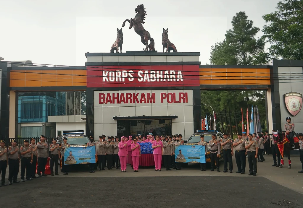 Korsabhara Baharkam Polri Bagikan 500 Paket Takjil, Peringati Hari Jadi ke-74