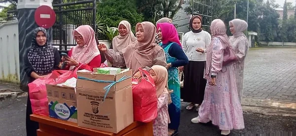 IKIAD dan Dharma Wanita Pandeglang Bagikan 150 Paket Takjil di Depan Gedung DPRD