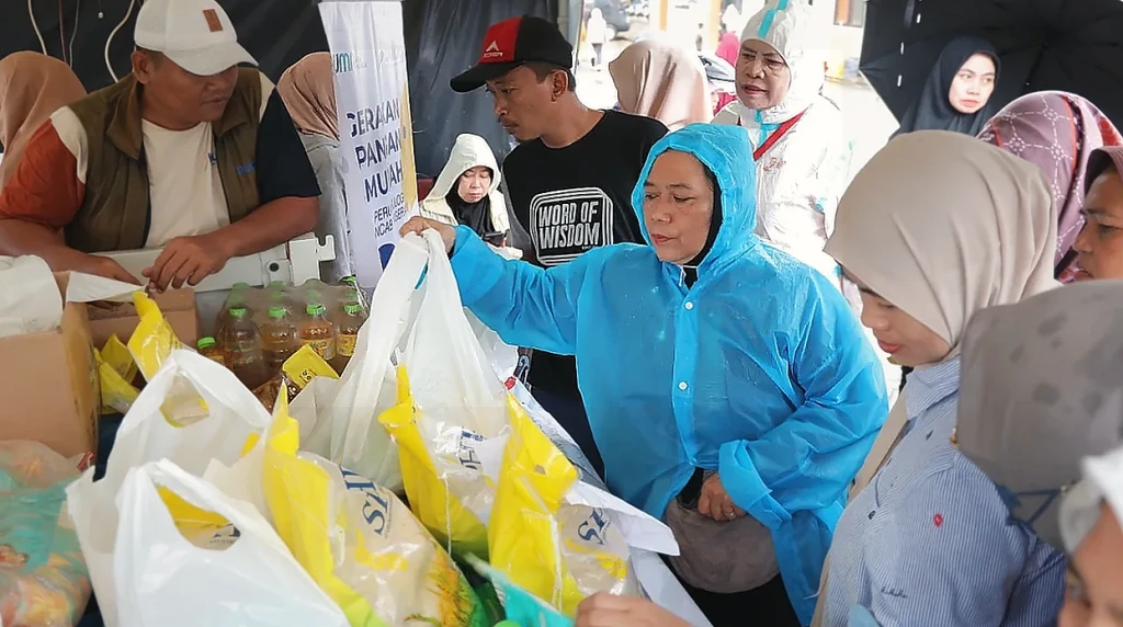 Bazar Ramadan Pemkot Tangsel Diserbu Warga, Sembako Murah Laris Manis