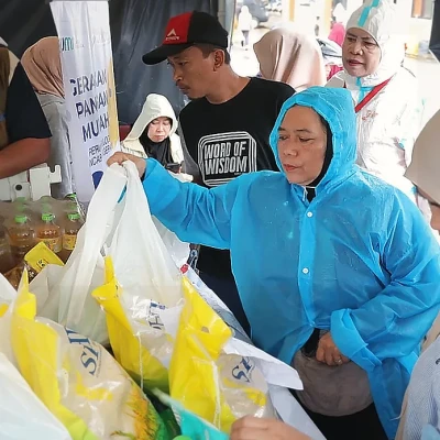 Bazar Ramadan Pemkot Tangsel Diserbu Warga, Sembako Murah Laris Manis