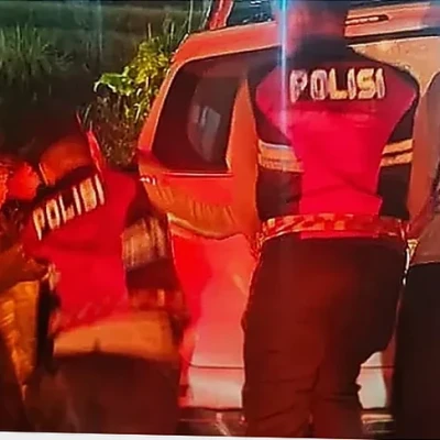 Sat Samapta Polres Serang Evakuasi Mobil Warga Terperosok di Cikande Saat Patroli