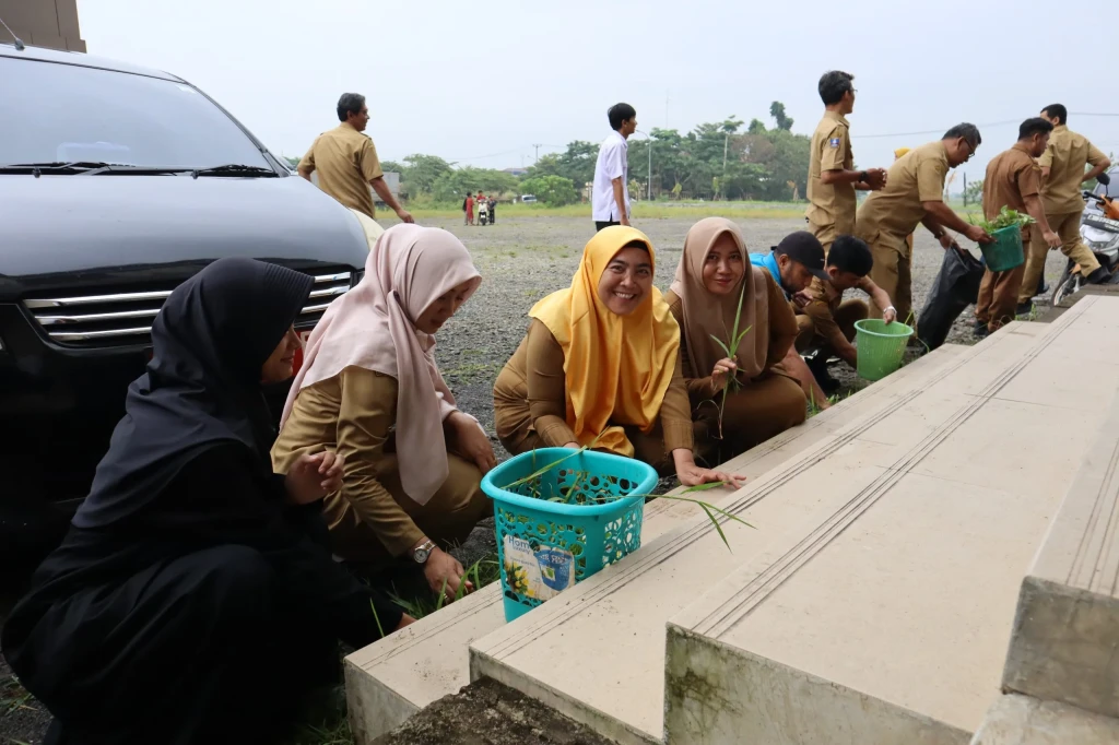 ASN Pemkab Serang Serempak Bersih-bersih, Bupati Ratu Zakiyah Pimpin Gerakan Indonesia Asri