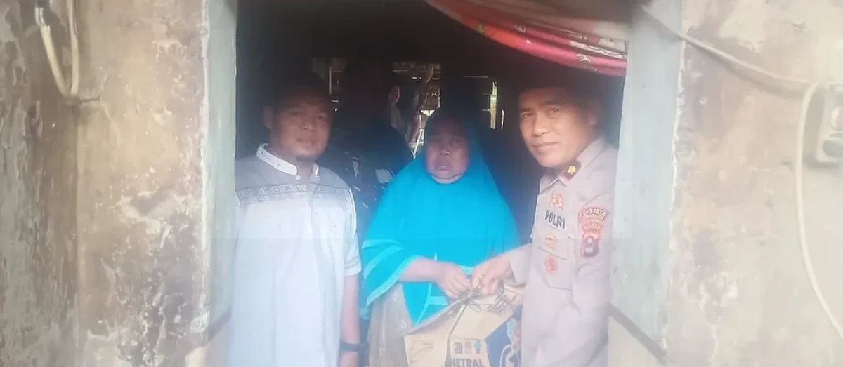 Kapolsek Kramatwatu Beri Santunan dan Ajak Warga Bersihkan Puing Rumah Roboh