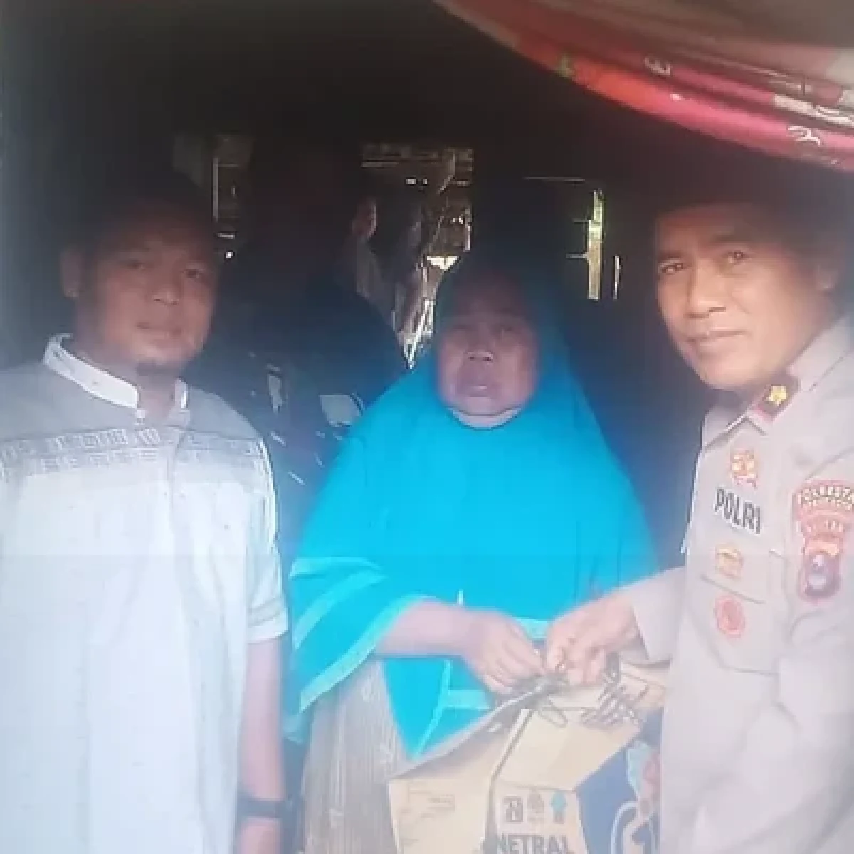 Kapolsek Kramatwatu Beri Santunan dan Ajak Warga Bersihkan Puing Rumah Roboh