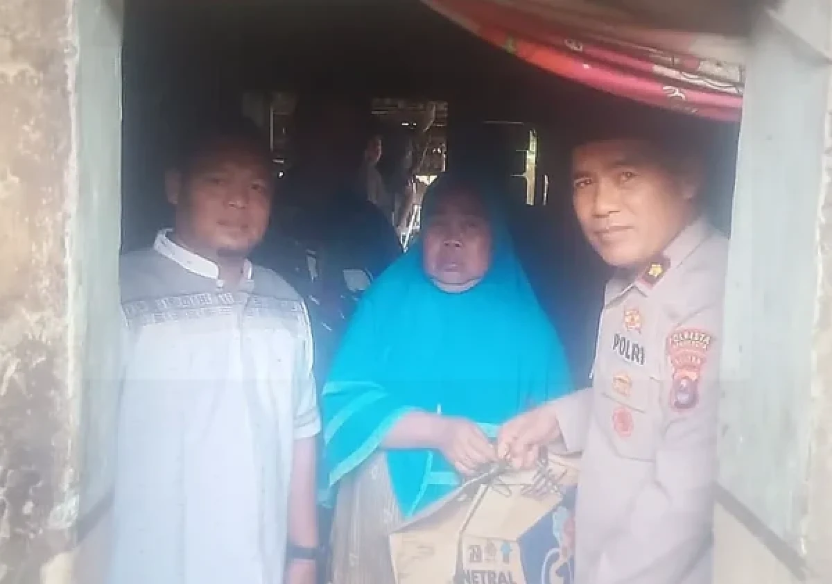 Kapolsek Kramatwatu Beri Santunan dan Ajak Warga Bersihkan Puing Rumah Roboh