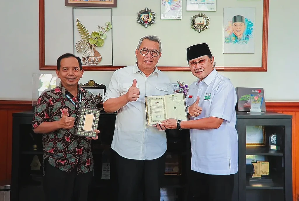 PT Indah Kiat dan Wali Kota Tangsel Salurkan Wakaf Alquran untuk Masyarakat