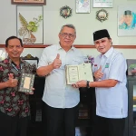 PT Indah Kiat dan Wali Kota Tangsel Salurkan Wakaf Alquran untuk Masyarakat