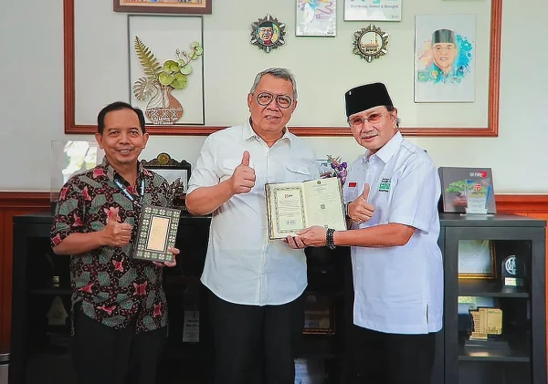 PT Indah Kiat dan Wali Kota Tangsel Salurkan Wakaf Alquran untuk Masyarakat
