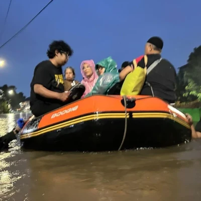 Tim Gabungan Pemkot Tangsel Evakuasi Warga Terdampak Banjir di Sejumlah Titik