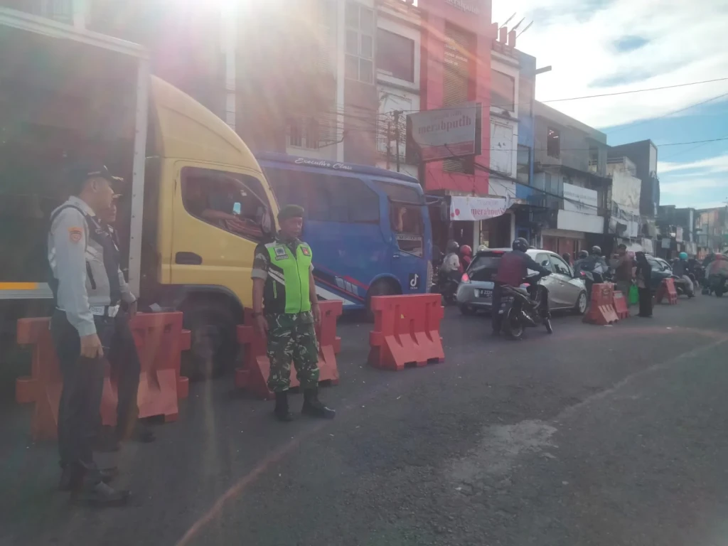 Babinsa Kodim Wonosobo Turun Tangan Atur Lalu Lintas Mudik di Kertek