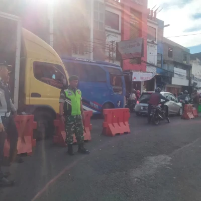 Babinsa Kodim Wonosobo Turun Tangan Atur Lalu Lintas Mudik di Kertek