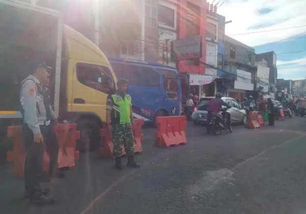 Babinsa Kodim Wonosobo Turun Tangan Atur Lalu Lintas Mudik di Kertek