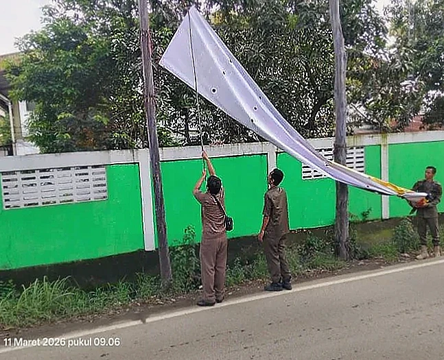 Petugas Trantib Jatiuwung Tertibkan Spanduk Promosi Tanpa Izin di Fasilitas Umum