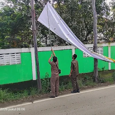 Petugas Trantib Jatiuwung Tertibkan Spanduk Promosi Tanpa Izin di Fasilitas Umum