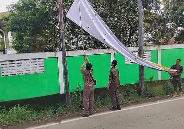 Petugas Trantib Jatiuwung Tertibkan Spanduk Promosi Tanpa Izin di Fasilitas Umum