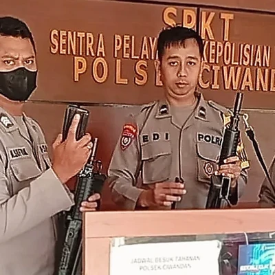Personel Polsek Ciwandan Serah Terima Tugas Jaga, Kapolsek Tekankan Pengecekan Inventaris