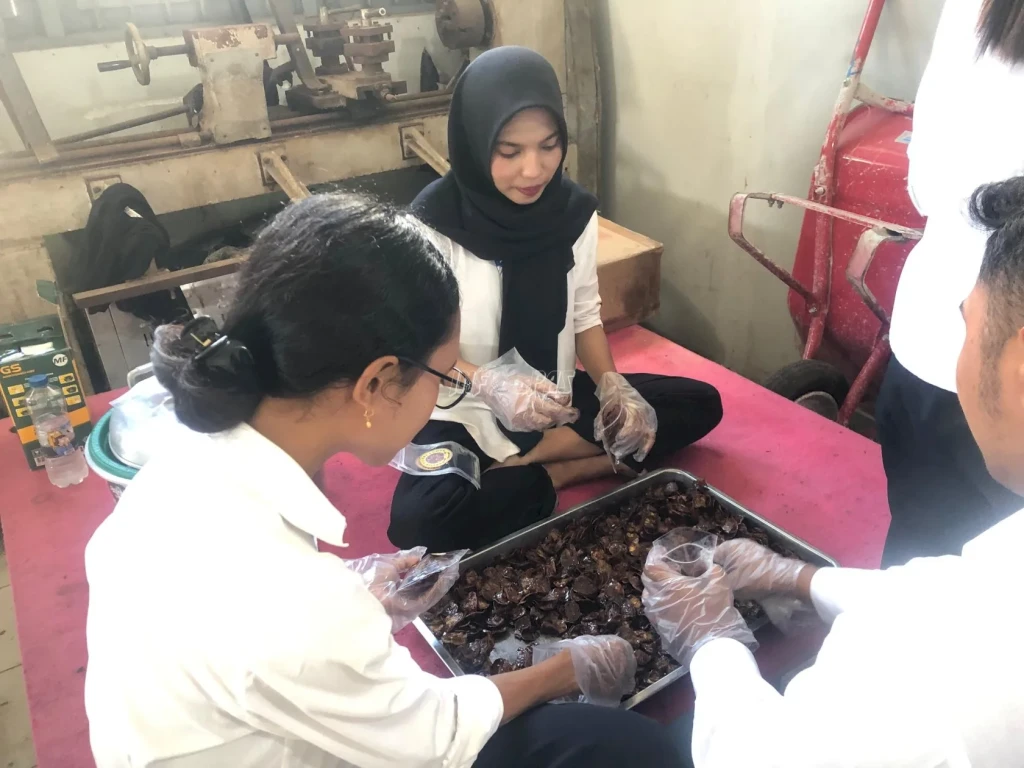 Warga Binaan Lapas Ambon Kembangkan Keripik Pisang Aneka Rasa Bersama Peserta Magang