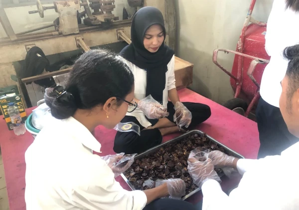 Warga Binaan Lapas Ambon Kembangkan Keripik Pisang Aneka Rasa Bersama Peserta Magang