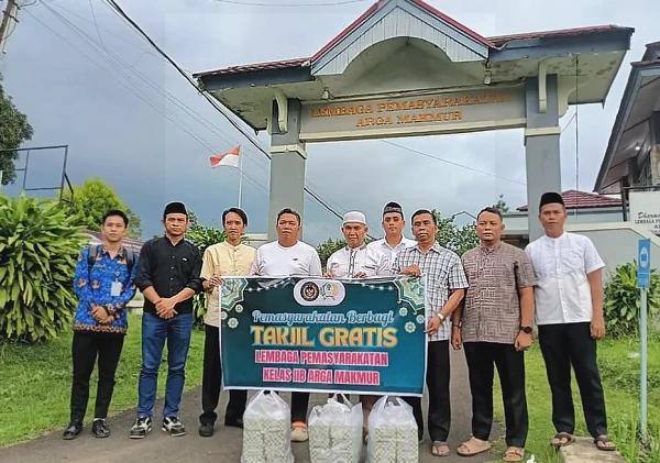 Lapas Arga Makmur Bagikan Takjil Gratis, Pererat Hubungan dengan Masyarakat Sekitar