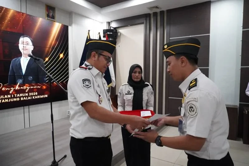 Arif Miftakhudin Raih Penghargaan Pegawai Teladan Imigrasi Tanjung Balai Karimun Triwulan I