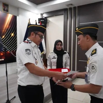 Arif Miftakhudin Raih Penghargaan Pegawai Teladan Imigrasi Tanjung Balai Karimun Triwulan I