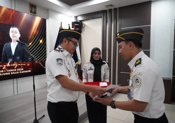Arif Miftakhudin Raih Penghargaan Pegawai Teladan Imigrasi Tanjung Balai Karimun Triwulan I