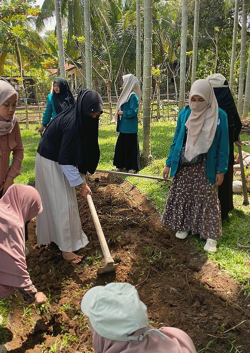 Mahasiswa UIN Lhokseumawe Tanam Apotek Hidup dan Sayuran di Desa Kuala Kereutou