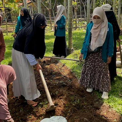Mahasiswa UIN Lhokseumawe Tanam Apotek Hidup dan Sayuran di Desa Kuala Kereutou