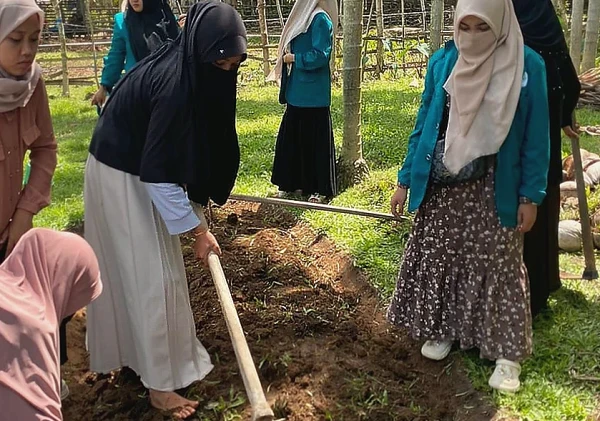 Mahasiswa UIN Lhokseumawe Tanam Apotek Hidup dan Sayuran di Desa Kuala Kereutou
