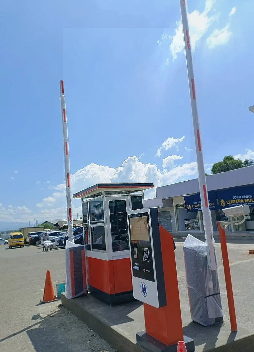 PT MSM Tiga Matra Satria Pasang Palang Parkir Otomatis Hybrid di Rest Area KCIC Padalarang