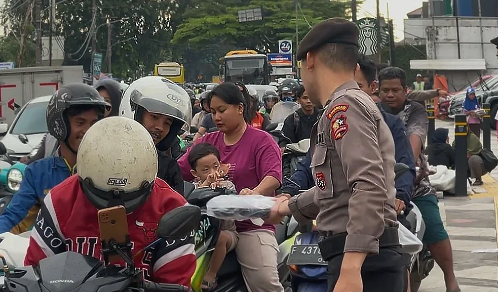 Polri Bagikan Takjil Gratis Libatkan Satwa Turangga di Depan Mako Korsabhara