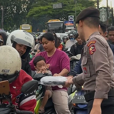 Polri Bagikan Takjil Gratis Libatkan Satwa Turangga di Depan Mako Korsabhara