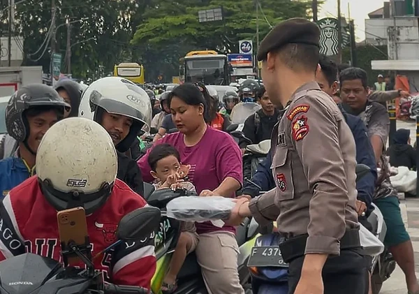Polri Bagikan Takjil Gratis Libatkan Satwa Turangga di Depan Mako Korsabhara
