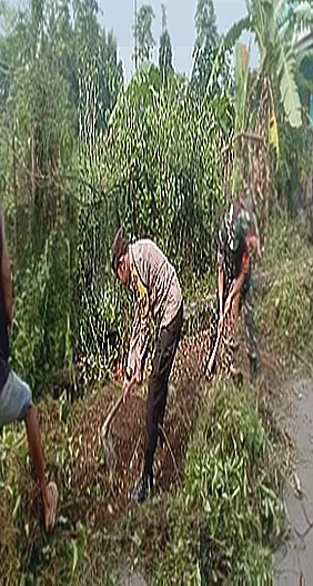 Bhabinkamtibmas Ciwandan Ajak Warga Kubangsari Gotong Royong Bersihkan Lingkungan