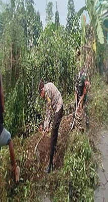 Bhabinkamtibmas Ciwandan Ajak Warga Kubangsari Gotong Royong Bersihkan Lingkungan